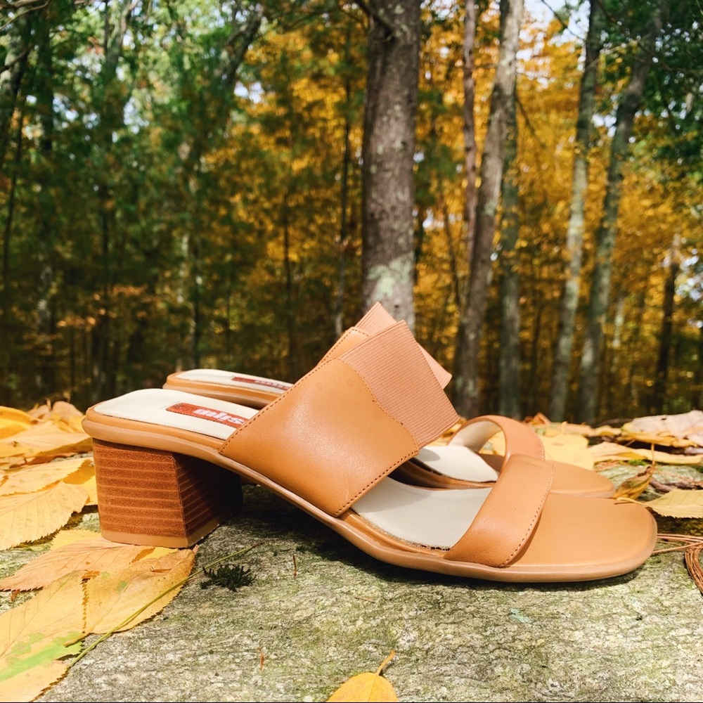 Adorable vintage leather staple wedge sandal